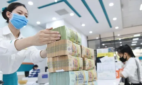 Tiền nhàn rỗi ồ ạt vào ngân hàng bất chấp lãi suất giảm liên tục, huy động vốn toàn hệ thống tăng nhanh hơn cho vay