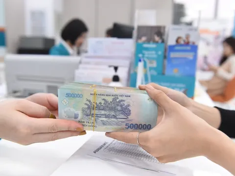Lãi suất tiết kiệm giảm nhanh, dân tranh thủ gửi tiền sớm