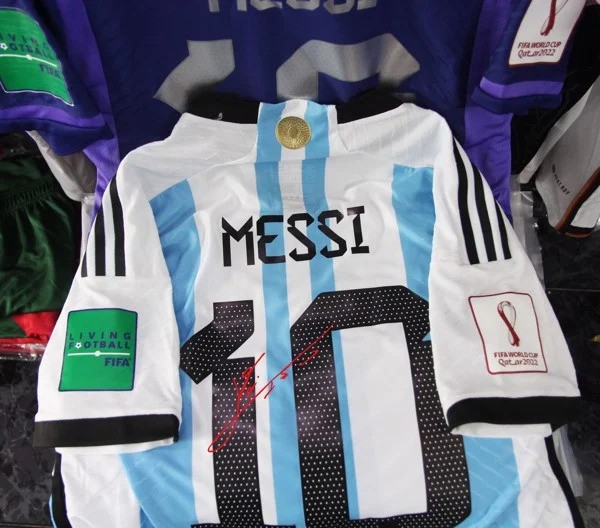Áo đấu của Messi cháy hàng trên toàn thế giới