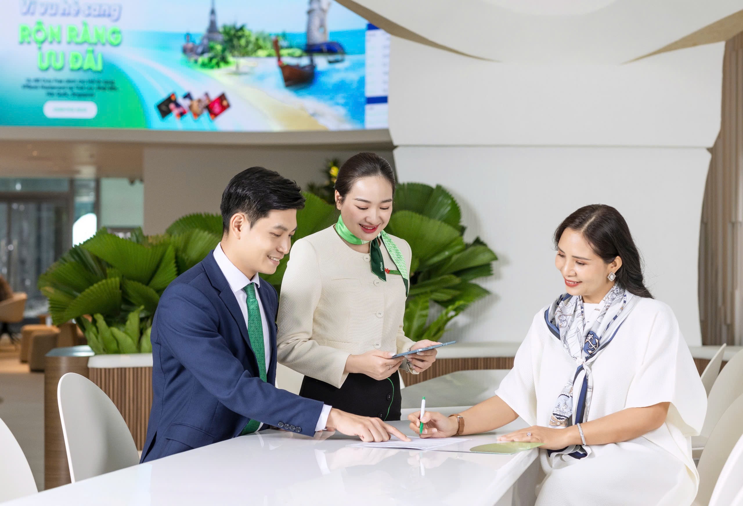 anh-2-vpbank-nhan-giai-thuong-1751878437.jpg
