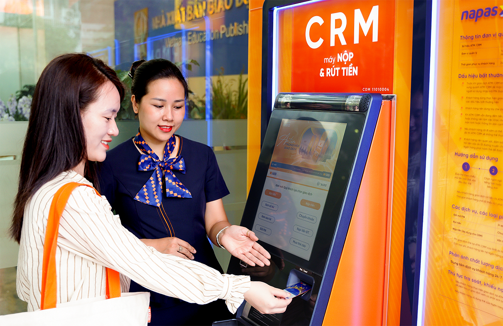 nhan-vien-shb-huong-dan-khach-hang-su-dung-may-crm-1752207320.png