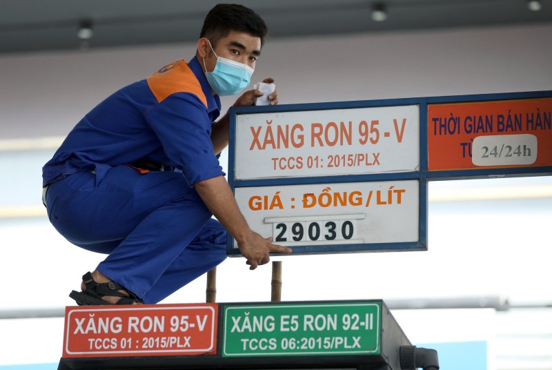 Giá xăng dầu trong nước sẽ giảm mạnh vào ngày mai