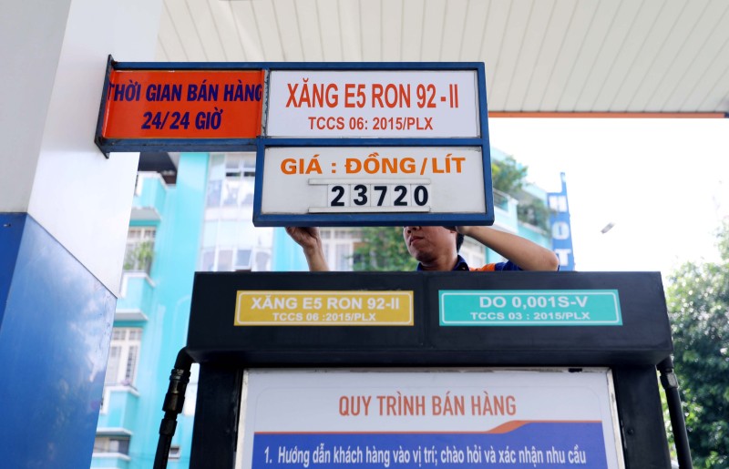 Giá xăng giữ nguyên, giá dầu giảm mạnh sau 2 lần tăng liên tiếp