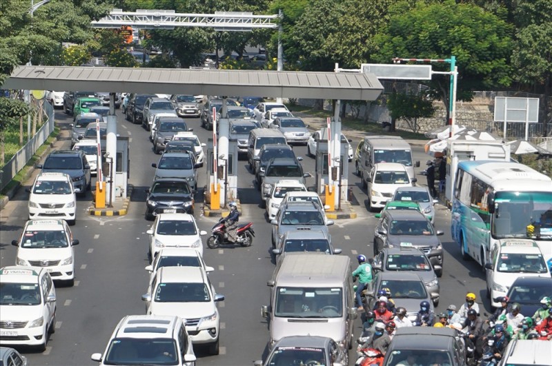 Bộ GTVT đề xuất thu phí không dừng ô tô ra vào sân bay