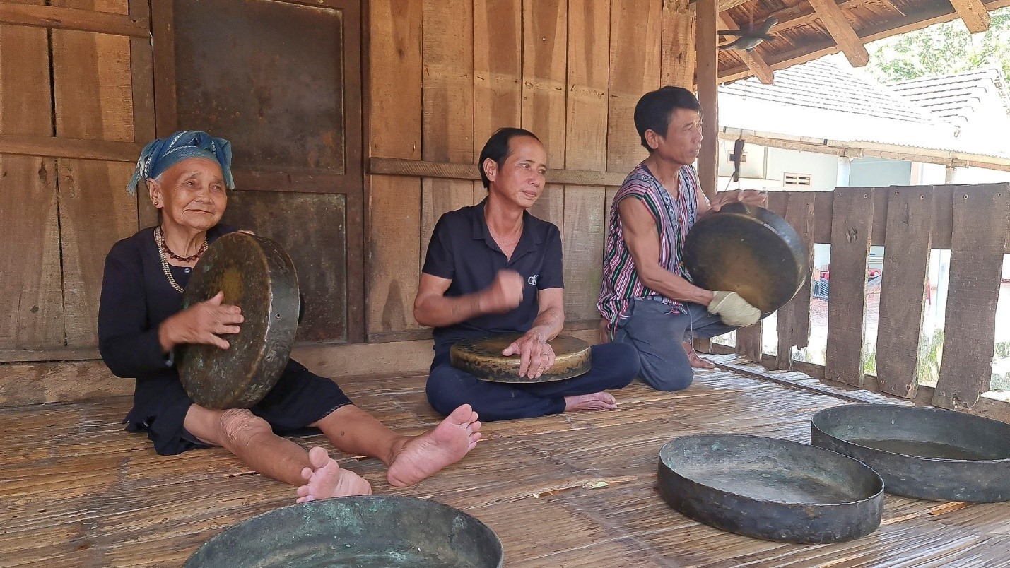 Người H’re bảo tồn bản sắc văn hóa chiêng Ba và nghề dệt thổ cẩm truyền thống