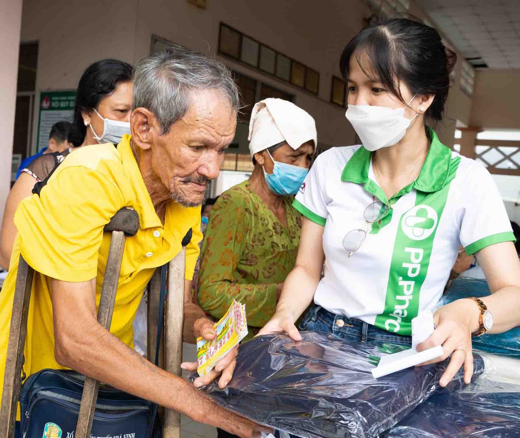 Dược phẩm Phong Phú thăm khám bệnh và tặng quà cho người dân Trà Vinh