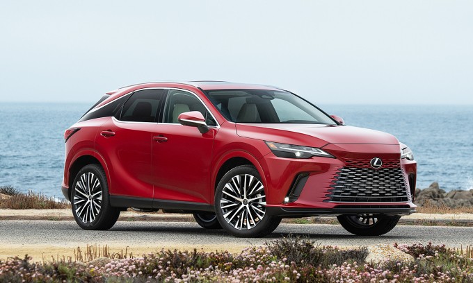 Lexus RX 2023 ra mắt khách hàng Việt, tăng giá hàng chục triệu đồng