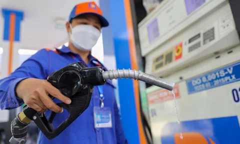 Giá xăng dầu quay đầu giảm gần 400 đồng/lít